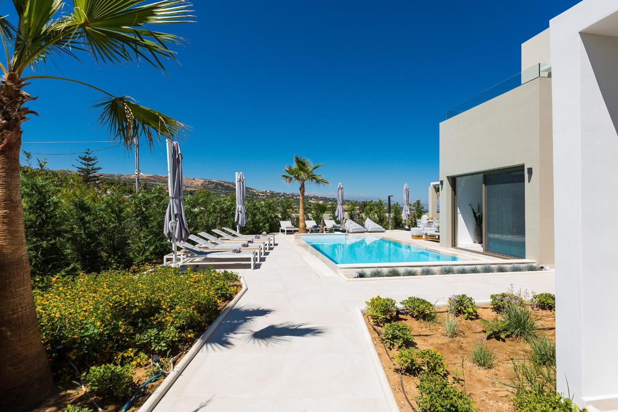 Vasilios Villa, With Pool, Gym & Close To Beach, By Thinkvilla Lutrá Kültér fotó