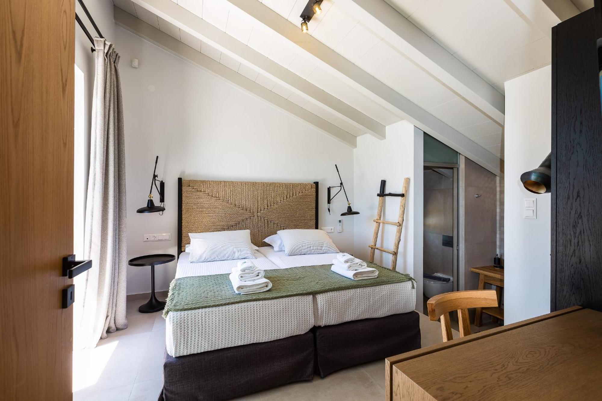 Vasilios Villa, With Pool, Gym & Close To Beach, By Thinkvilla Lutrá Kültér fotó